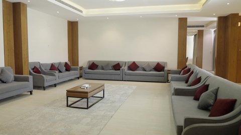 غرفة معيشة بأثاث منزلي فاخر, التصميم الداخلي لغرفة الجلوس على الطراز الحديث في احدى الشاليهات الفاخرة, تجهيز السويت بكافة المفروشات الراقية، ديكور داخلي راقي للفلل والشقق السكنية في سلطنة عمان