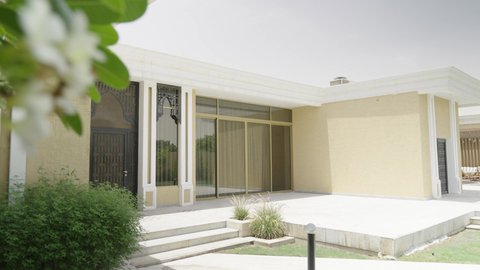 جلسة خارجية هادئة مع أثاث منزلي فاخر في احدى الشاليهات، التصميم الهندسي المعماري للشاليهات على الطراز الحديث، تجهيز السويت بكافة المفروشات الراقية, ديكور داخلي راقي للفلل والشقق السكنية في سلطنة عمان