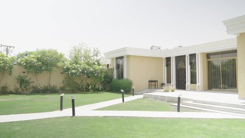 جلسة خارجية هادئة مع أثاث منزلي فاخر في احدى الشاليهات، التصميم الهندسي المعماري للشاليهات على الطراز الحديث، تجهيز السويت بكافة المفروشات الراقية, ديكور داخلي راقي للفلل والشقق السكنية في سلطنة عمان