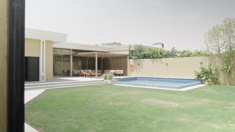 جلسة خارجية هادئة مع أثاث منزلي فاخر في احدى الشاليهات، الألعاب المائية الترفيهيه بجانب حوض السباحة, التصميم الداخلي للجلسات على الطراز الحديث، تجهيز السويت بكافة المفروشات الراقية, ديكور داخلي راقي للفلل والشقق السكنية في سلطنة عمان