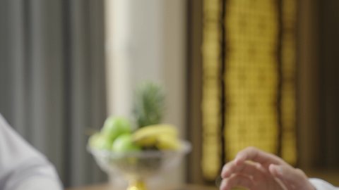 مفهوم الصفح والتسامح, إلقاء السلام والتحية, تصوير مقرب ليدي رجلين عربيين خليجيين عمانيين يتصافحان , بناء العلاقات الاجتماعية المتينة في المجتمع العماني، عقد اتفاقات العمل في سلطنة عمان