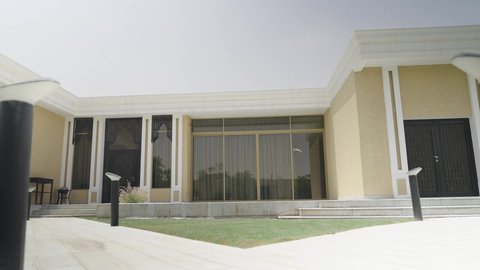 جلسة خارجية هادئة مع أثاث منزلي فاخر في احدى الشاليهات، التصميم الهندسي المعماري للشاليهات على الطراز الحديث، تجهيز السويت بكافة المفروشات الراقية, ديكور داخلي راقي للفلل والشقق السكنية في سلطنة عمان