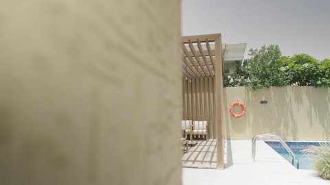 جلسة خارجية هادئة مع أثاث منزلي فاخر في احدى الشاليهات، الألعاب المائية الترفيهيه بجانب حوض السباحة, التصميم الداخلي للجلسات على الطراز الحديث، تجهيز السويت بكافة المفروشات الراقية, ديكور داخلي راقي للفلل والشقق السكنية في سلطنة عمان