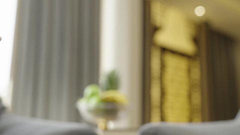 تقاليد تقديم القهوة العربية ، حسن الضيافة والكرم، بناء علاقات اجتماعية ناجحة، سيدتان عمانيتان تقضيان اوقات ممتعة في إحدى الشاليهات، تصوير مقرب ليد امرأة عربية خليجية سعودية  تجلس تقوم بتقديم فنجان من القهوة لصديقتها