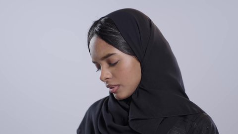 التزود بالعلم والمعرفة، قضاء وقت الفراغ بالتثقيف والتعلم، مفهوم محو الأمية، طالبة جامعية سمراء عربيه سعوديه ترتدي العباءه والحجاب تمارس هواية مطالعة الكتب المفيدة في وقت الفراغ، القراءه بإيماءات التمعن والتركيز