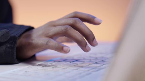 بورتريه لطالبة جامعية سمراء عربيه سعوديه ترتدي العباءه والحجاب  تجلس على مكتب وتستخدم جهاز اللابتوب  ، دمج التقنيات الحديثة بالمجال التعليمي ، استخدام التكنولوجيا الحديثة في الأعمال الدراسيه،اجراء مكالمه فيديو ،التعامل مع جهاز الحاسوب المحمول فى التعليم عن بعد