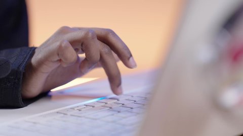 دمج التقنيات الحديثة بالمجال التعليمي ، استخدام التكنولوجيا الحديثة في الأعمال الدراسيه،اجراء مكالمه فيديو ،التعامل مع جهاز الحاسوب المحمول فى التعليم عن بعد، بورتريه لطالبة جامعية سمراء عربيه سعوديه ترتدي العباءه والحجاب  تجلس على مكتب وتستخدم جهاز اللابتوب