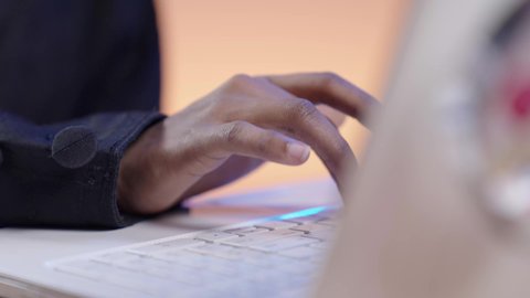 استخدام التكنولوجيا الحديثة في الأعمال الدراسيه،اجراء مكالمه فيديو ،التعامل مع جهاز الحاسوب المحمول فى التعليم عن بعد، بورتريه لطالبة جامعية سمراء عربيه سعوديه ترتدي العباءه والحجاب  تجلس على مكتب وتستخدم جهاز اللابتوب  ،  دمج التقنيات الحديثة بالمجال التعليمي