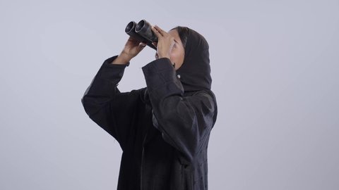 طلب الامتناع عن الاقتراب, حماية النفس من ضرر خارجي, طالبة جامعية سمراء عربيه سعوديه ترتدي العباءه والحجاب  تنظر إلى الكاميرا و ترفع يدها بتعابير التوقف عن شيء ما، الاشارة بعدم الموافقة, خلفية بيضاء