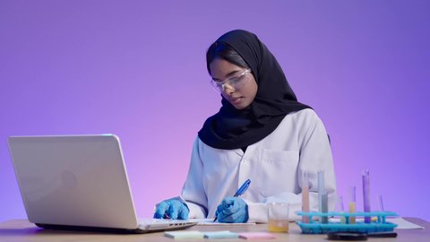 مجال التحاليل الطبيه، العمل عن بعد، تجارب وابحاث معمليه مخبريه، طبيبه مخبريه عربيه خليجيه سعوديه تعمل من خلال جهاز اللابتوب في البحث والتطوير,  خلفيه زرقاء