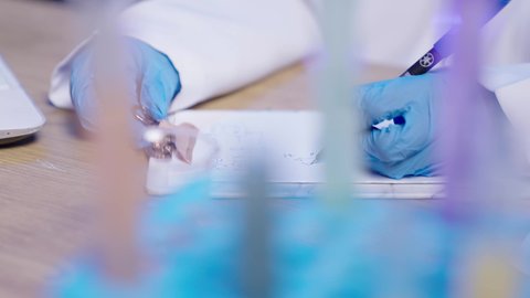 العمل في القطاع الصحي في المملكة العربية السعودية، تجارب معمليه مخبريه،  مفهوم البحوث العلمية ،تصوير مقرب ليد طبيبه مخبريه عربيه خليجيه سعوديه تقوم بكتابه التحاليل والتقارير الطبية