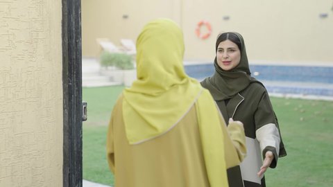 جلسة عائلية سعيده، الحوارات والنقاشات مع العائله ، ايماءات المصافحة وتحية الاسلام بين الزملاء ، صديقتان عربيتان خليجيتان سعوديتان ترتديان العباءه والحجاب في أحد الشاليهات السياحية في السعوديه ،  زيارات الأهل والأصدقاء، جلسات خارجية في الهواء الطلق