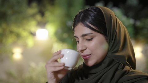 اجتماع الأهل والأصدقاء في الهواء الطلق، قضاء وقت ممتع ومسلي مع مجموعة من الأصدقاء، تجسيد مفهوم حسن الضيافة والكرم العربي، تصوير مقرب لأصدقاء عربيون خليجيون سعوديون بالزي التقليدي يشربون القهوة العربية ويتبادلون الأحاديث والقصص بإيماءات الاندماج، دلة القهوة العربية تراث قديم، التنزه والتسلية في شاليه سياحية في وقت العطلة