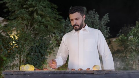 فعاليات وأنشطة مسلية، التعاون والمشاركة في تحضير الطعام،  تحضير الشواء في التجمعات،ولد عربي خليجي سعودي يرتدي الزي الكاجوال ويقوم بعملية الشواء تقليب اللحم على الموقد التأكد من طهيه جيدا، التنزه والتسلية في شاليه سياحي راقي وقت العطلة