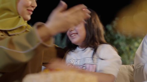 اعياد واحتفالات ومناسبات عائليه، التنزه والتسلية في شاليه سياحي راقي وقت العطلة ،  قضاء وقت ممتع ومسلي مع العائله  والأصدقاء في الهواء الطلق، فعاليات وأنشطة مسلية، التعاون والمشاركة في تحضير الطعام،عائله عربية خليجية سعوديه ترتدي الزي التقليدي تحتفل بعيد ميلاد ابنتهم بإيماءات السعاده