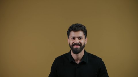 الاستفادة من الخصومات والتصفيات، القفز عاليا والنظر إلى الكاميرا بتعابير السرور، المشتريات التجارية والهدايا, التبضع وأخذ الاحتياجات اللازمة, مواسم العروض والتخفيضات, رجل عربي خليجي اماراتي يرتدي الزي الكاجوال و يمسك بيده أكياس ورقية، خلفية صفراء