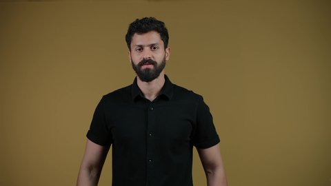 مفهوم السياحة والسفر، القيام بجولات ترفيهية في إجازة الصيف, تصوير لشاب عربي خليجي اماراتي يرتدي الزى الكاجوال يحمل حقيبة السفر,  الاستعداد لقضاء رحلة صيفية ممتعة، خلفية صفراء