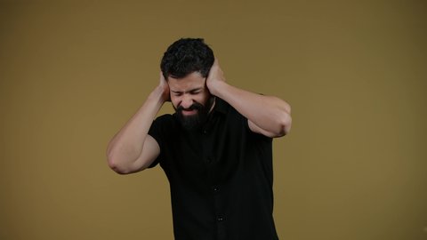 الشعور بالدهشة والذهول, تلقي اخبار سعيدة غير متوقعة، النظر إلى الكاميرا بايماءات الصدمة والتعجب والانبهار, التفاجؤ من موقف محدد، تذكر شيء ما، تصوير لرجل عربي خليجي اماراتي يرتدي الزي الكاجوال يضع يديه على رأسه، خلفية صفراء