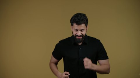 الاستعداد للجري والتحمية، أسلوب حياة صحي، مفهوم الرشاقة واللياقة البدنية، حرق الدهون وتقليل الوزن، رجل عربي خليجي إماراتي يمارس الرياضة ، أنشطة ورياضات لتقوية العضلات