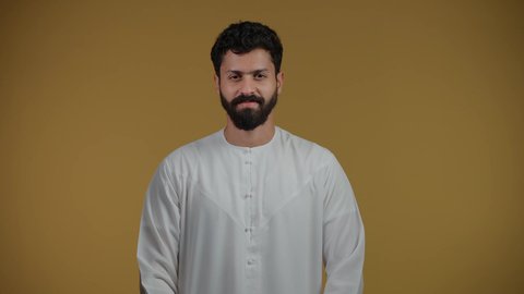 البحث عن شيء ما وتوسيع مجال الرؤية باستخدام المنظار،  مفهوم الاستكشاف والمغامرة،رؤى مستقبلية عند الشباب، تصوير لشاب عربي خليجي إماراتي يرتدي الكندورة يقوم بالنظر من خلال المنظار ثنائي العينين، خلفيه صفراء