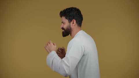 الاستعداد للجري والتحمية، أسلوب حياة صحي، مفهوم الرشاقة واللياقة البدنية، حرق الدهون وتقليل الوزن، رجل عربي خليجي إماراتي يمارس الرياضة ، أنشطة ورياضات لتقوية العضلات