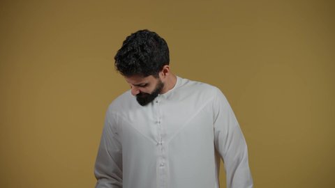 حرق الدهون والسعرات الحرارية,  رفع الأثقال (دمبلز), بناء جسم صحي, نشاط بدني للمحافظه على الصحه واللياقه الجسديه,تصوير لرجل عربي خليجي اماراتي يرتدي الكندورة يحمل الاوزان الحديديه، خلفية صفراء
