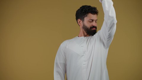 نشاط بدني للمحافظه على الصحه واللياقه الجسديه, رفع الأثقال (دمبلز), بناء جسم صحي, حرق الدهون والسعرات الحرارية, تصوير لرجل عربي خليجي اماراتي يرتدي الكندورة يحمل الاوزان الحديديه، خلفية صفراء