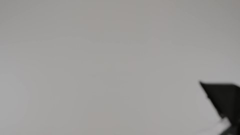 حنان الأمهات و تحمل المسؤولية والعناية بالأطفال، إيماءات الحب والحنان على الصغار، بورترية لأم عربيه خليجيه اماراتية ترتدي العباءه الملونه تقوم بجر عربه الاطفال  بايماءات السعادة و السرور