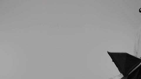 المشي والتنزه برفقة الأسرة، بورتريه لسيدة عربية خليجية اماراتية ترتدي العباءة الملونه تجر عربة الاطفال برفقة طفلتها الصغيرة و زوجها بإيماءات تدل على السعادة و المحبة و الحنان ، اب عربي خليجي اماراتي يرتدي الزي التقليدي يقوم بالاشارة الى شي ما، ترابط عاطفي ، نزهة و جولة عائلية ، قضاء أوقات عائلية ممتعة