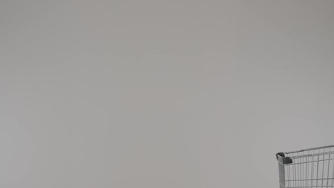 الاستمتاع بالتسوق في المولات والمراكز التجارية ,الاستفاده من العروض والتخفيضات الموسميه، بورترية لامراه عربيه خليجيه اماراتية ترتدي العباءة الملونه تقوم بالتسوق ، سيده سعودية تقوم بجر العربه بايماءات السعادة و السرور