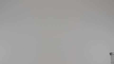 ايماءات التفكير ومحاولة تذكر امر ما، الاستمتاع بالشراء والتبضع ,الاستفاده من العروض والتخفيضات الموسميه، بورترية لامراه عربيه خليجيه اماراتية ترتدي العباءة الملونه تقوم بالتسوق ، سيده سعودية تقوم بجر العربه