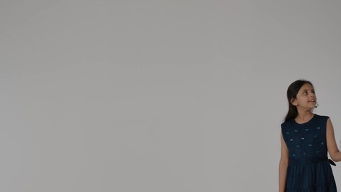 مفهوم السياحة والسفر، رحلة ترفيهية, الشعور بالسعادة والفرح, عائله عربيه خليجيه اماراتية تستعد لقضاء رحلة صيفية ممتعة,  بورترية لرجل عربي خليجي اماراتي يرتدي الكندورة و الغتره يمسك بيده حقيبه السفر برفقه ابنته