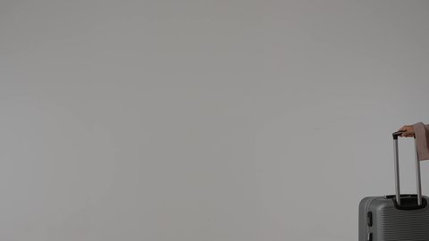 الشعور بالسعادة والفرح، السياحة في إجازة الصيف, امراة سعودية تستعد لقضاء رحلة صيفية ممتعة برفقة ابنتها, بورتريه لشابة عربية خليجية اماراتية محجبة ترتدي العباءة الملونه تمسك حقيبة السفر بإيماءات الحماس