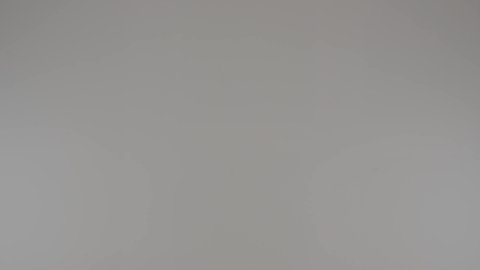 النظر إلى شيء ما، مفهوم التسوق وشراء المستلزمات و الاحتياجات المنزلية ، ايماءات السعادة و السرور، بورتريه لامراة عربيه خليجيه اماراتية ترتدي العباءه الملونه ترفع اصبعها السبابة لجهة اليسار لتعين موقع محدد، بنت خليجيه اماراتية تجلس داخل عربة التسوق، أجواء عائلية سعيدة