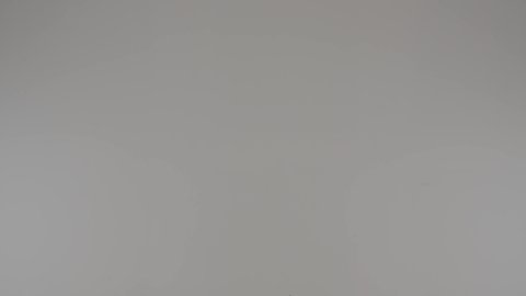 التجول والترفيه، مفهوم التسوق وشراء المستلزمات و الاحتياجات المنزلية ، ايماءات السعادة و السرور، بورتريه لامراة عربيه خليجيه اماراتية ترتدي العباءه الملونه تقوم بالتبضع و شراء المستلزمات، بنت خليجيه اماراتية تجلس داخل عربة التسوق بجانب أكياس التسوق و تقوم بالاشارة الي شيء ما، أجواء عائلية سعيدة