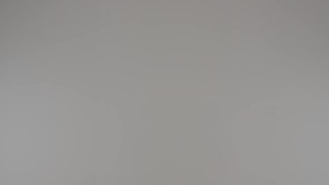 مفهوم التسوق وشراء المستلزمات و الاحتياجات المنزلية ، ايماءات السعادة و السرور، بورتريه لامراة عربيه خليجيه اماراتية ترتدي العباءه الملونه تقوم بالتبضع و شراء المستلزمات، بنت خليجيه اماراتية تجلس داخل عربة التسوق بجانب أكياس التسوق، التجول والترفيه ، أجواء عائلية سعيدة