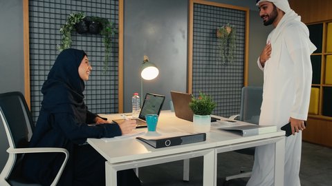 ايماءات السعادة و السرور، مهن ووظائف ادارية مكتبية، مفهوم الإدارة المتعاونة، تعلم اساليب العمل والتطوير المهني، العمل الجماعي وروح الفريق الواحد، وضع الخطط الاستراتيجية لتحقيق الأهداف، زملاء عمل عربيون خليجيون اماراتيون يجلسون داخل مقر الشركة