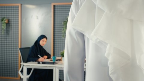 مهن ووظائف ادارية مكتبية، مفهوم الإدارة المتعاونة، تعلم اساليب العمل والتطوير المهني، العمل الجماعي وروح الفريق الواحد، وضع الخطط الاستراتيجية لتحقيق الأهداف، زملاء عمل عربيون خليجيون اماراتيون يجلسون داخل مقر الشركة