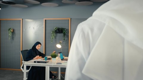 مفهوم الإدارة المتعاونة، تعلم اساليب العمل والتطوير المهني، العمل الجماعي وروح الفريق الواحد، وضع الخطط الاستراتيجية لتحقيق الأهداف، زملاء عمل عربيون خليجيون اماراتيون يجلسون داخل مقر الشركة ، مهن ووظائف ادارية مكتبية