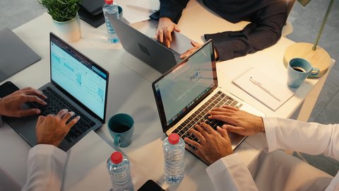 إدارة أعمال الشركة, دمج الأجهزة التقنية الحديثة بالأعمال المكتبية، دراسة أوراق البيانات الإحصائية, تطوير المشاريع و الاستثمارات, إدارة و تقسيم المهام، تصوير مقرب ليد فريق عمل عربي خليجي اماراتي  يقوم بإجراء اجتماع عمل داخل غرفة الاجتماعات في مقر الشركة