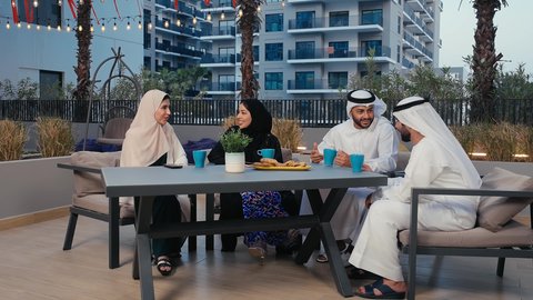 أصدقاء عرب خليجيين اماراتيين يستمتعون بقضاء وقت ممتع في احد المقاهي الاماراتية، إلتقاط صور سيلفي تذكاريه بإستخدام الهاتف المحمول، قضاء اوقات ممتعة في عطلة نهاية الاسبوع، الاستمتاع بالمشروبات الساخنه، التسامر والدردشة مع الأصدقاء، جلسات تعارف وديه