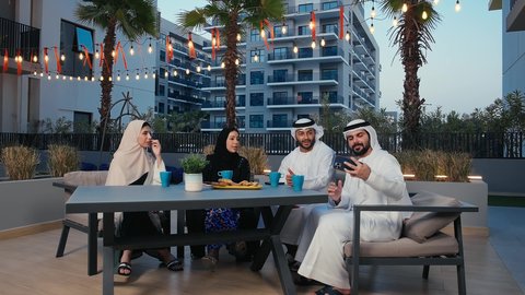 التقاط صور سيلفي تذكارية عبر الهاتف المحمول ، الاستمتاع بالمشروبات الساخنه، التسامر والدردشة مع الأصدقاء، ديوانية اماراتية ونقاشات وحوارات وقضاء أوقات ممتعة، جلسات تعارف وديه، أصدقاء عرب خليجيين اماراتيين يستمتعون بتبادل الحديث في احد المقاهي الاماراتية