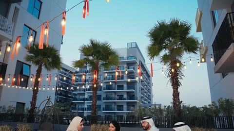 التسامر والدردشة مع الأصدقاء، ديوانية اماراتية ونقاشات وحوارات وقضاء أوقات ممتعة، جلسات تعارف وديه، أصدقاء عرب خليجيين اماراتيين يستمتعون بتبادل الحديث في احد المقاهي الاماراتية، امراة عربيه خليجيه اماراتية تمسك بيدها الهاتف المحمول