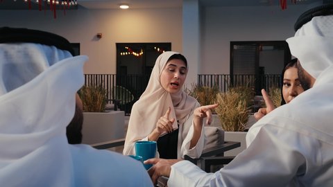 جلسات تعارف وديه، أصدقاء عرب خليجيين اماراتيين يستمتعون بتبادل الحديث في احد المقاهي الاماراتية ، ديوانية اماراتية ونقاشات وحوارات وقضاء أوقات ممتعة،التسامر والدردشة مع الأصدقاء