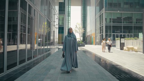 A walk and a tour in the open air, enjoying the beauty of nature, a photo of an Emirati Gulf Arab woman spending a pleasant time in one of the parks in the Emirates, a Saudi woman taking a tour in nature.