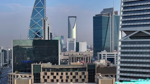 النمو والتطور المعماري للمباني والمنشآت في مدينة الرياض, الأبراج وناطحات السحاب السكنية والتجارية، رؤية مستقبلية 2030، المعالم السياحية المشهورة المضاءة باللون الأزق، النمو والتطور العمراني في المملكة