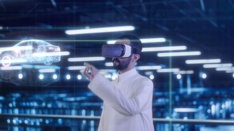 العمل في شركات التقنية والتكنولوجيا المستقبلية الحديثة, رجل أعمال عربي سعودي خليجي يرتدي الثوب التقليدي ونظارات الواقع الافتراضي يقوم بالتفاعل مع العناصر الهولوجرامية من خلال الفي ار، مجسم سيارة هولوجرامية ثلاثية الأبعاد، رؤية مستقبيلة سعودية 2030، خلفية مقر العمل