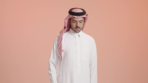 الاستفادة من مواسم الحسومات والتصفيات، المشتريات التجارية والهدايا, بورتريه لشاب عربي خليجي سعودي يرتدي الثوب التقليدي و الشماغ  يقوم بالتبضع وأخذ الاحتياجات اللازمة