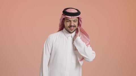 الحاجة للعلاج الفيزيائي، الإحساس بالتعب والإرهاق, وجع مفاصل و عظام الرقبة, بورتريه لشاب عربي خليجي سعودي يرتدي الشماغ والثوب التقليدي يضع يده حول عنقه بإيماءات الألم