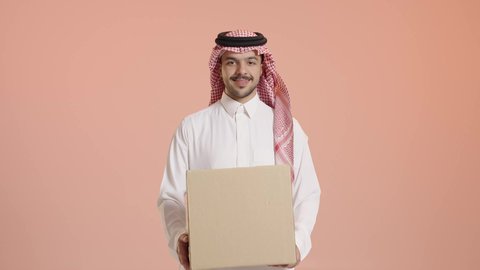 عملية التوصيل الامنة والموثوقة، بورتريه لشاب عربي خليجي سعودي يرتدي الشماغ والثوب التقليدي يقوم بتسليم الطلبات، خدمات الشحن و التوصيل ذات الجودة العالية توصيل الطلبيات بالوقت المحدد و بشكل سليم